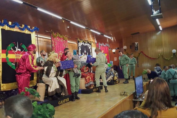 Una videoconferencia permite a los legionarios desplegados en Malí ver cómo sus hijos reciben los regalos de los Reyes Magos