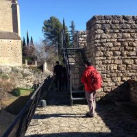 Turistas paseando por Las Murallas de Ronda.