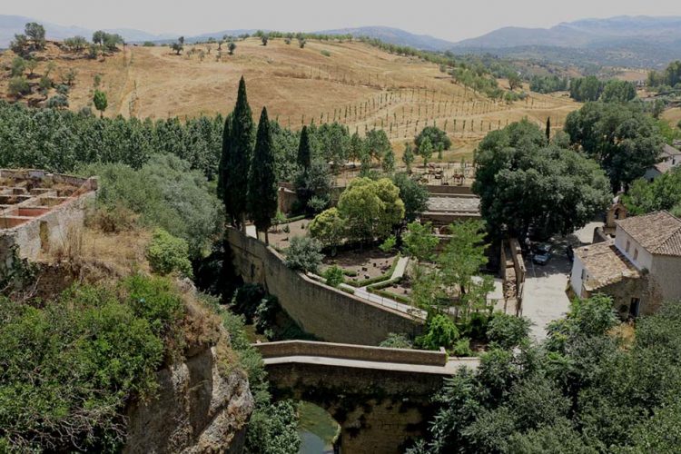 El Ayuntamiento proyecta un nuevo acceso a la Escuela de Equitación de la Maestranza que cruzará el río Guadalevín