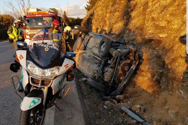 Vuelca un turismo en la curva de Los Descalzos Viejos, en la carretera A-374 Ronda-Sevilla