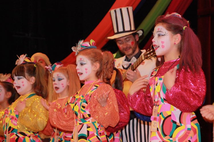 Noche de tipos, coplillas y de Carnaval en la Gala de Agrupaciones de Ronda