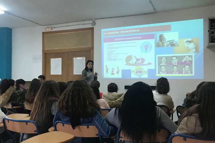 El Área Sanitaria Serranía ofrece una charla informativa a 50 alumnas del Instituto Valle del Genal sobre pubertad y los cambios físicos