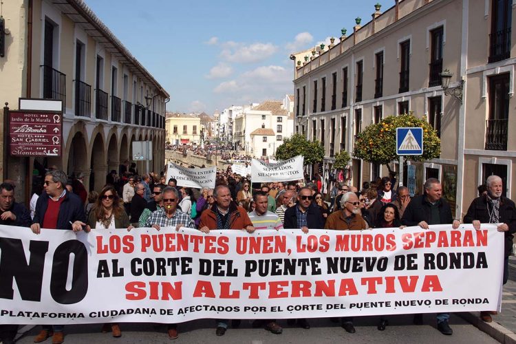 Más de 6.000 rondeños vuelven a reclamar en las calles al Tripartito que paralice el corte del Puente Nuevo