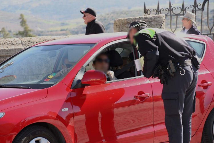 Multas de 80 euros para los despistados conductores que cruzan en Puente Nuevo en horario restringido