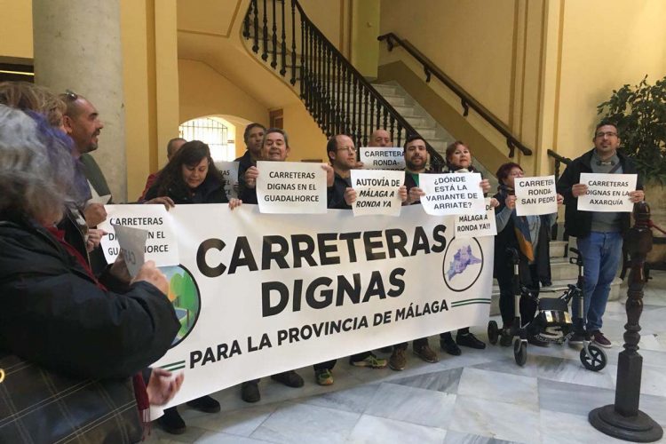 Vecinos de la provincia se encierran en la Delegación de la Junta para exigir la autovía Ronda-Málaga y la variante de Arriate
