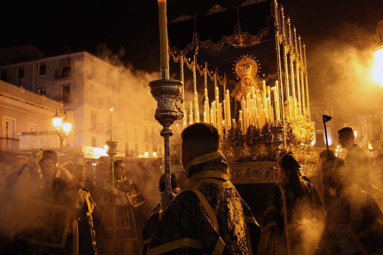 Lunes Santo primaveral con la elegante Hermandad del Huerto recorriendo el centro de Ronda