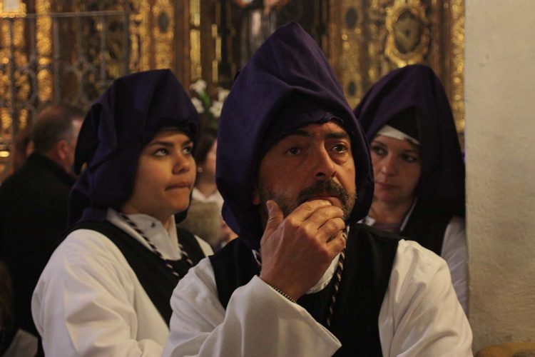 La lluvia de la mañana del Viernes Santo trunca las ilusiones de los hermanos de Las Angustias