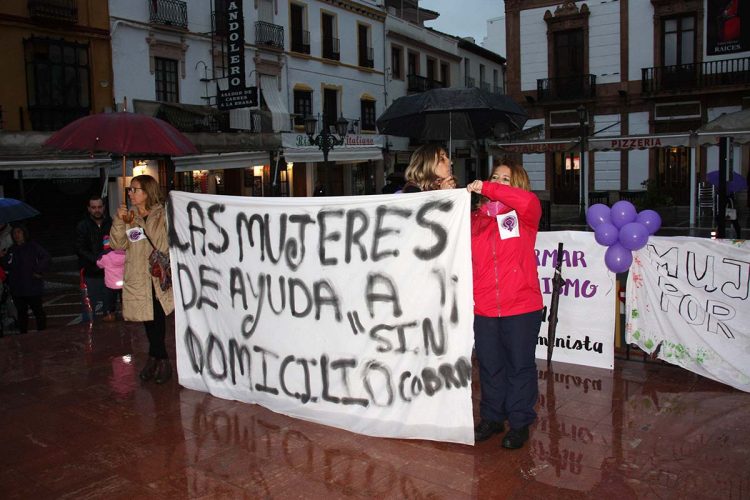 Las cuarenta auxiliares que prestan ayuda domiciliaria a personas dependientes se movilizan para reclamar el pago de sus sueldos