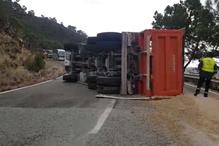 Vuelca un camión en la carretera A-397 Ronda-San Pedro provocando importantes retenciones