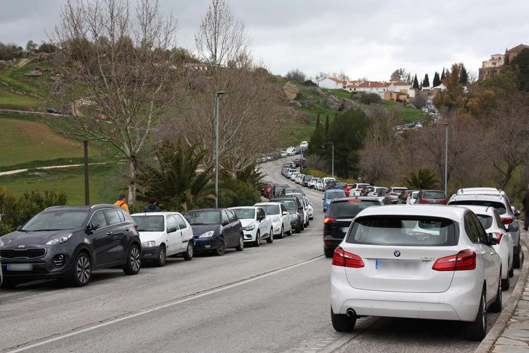 Caos en las entradas a Ronda con decenas de coches aparcados en la carretera y sobre las aceras