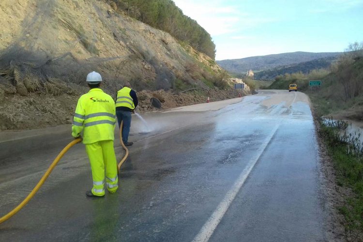 Abren al tráfico la carretera A-374 Ronda-Sevilla tras retirarse de la calzada las rocas desprendidas hace 21 días