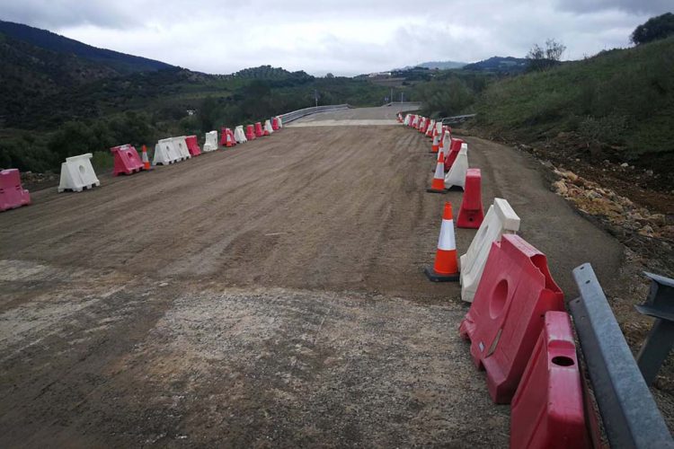 Abren al tráfico la A-2300 entre Zahara de la Sierra y Algodonales tras ser reparado el socavón que apareció en la calzada