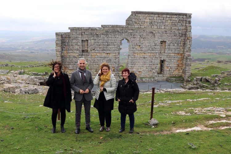 El Ayuntamiento firma un convenio con la Junta para la puesta en valor de Acinipo en el que no se contempla ninguna partida económica