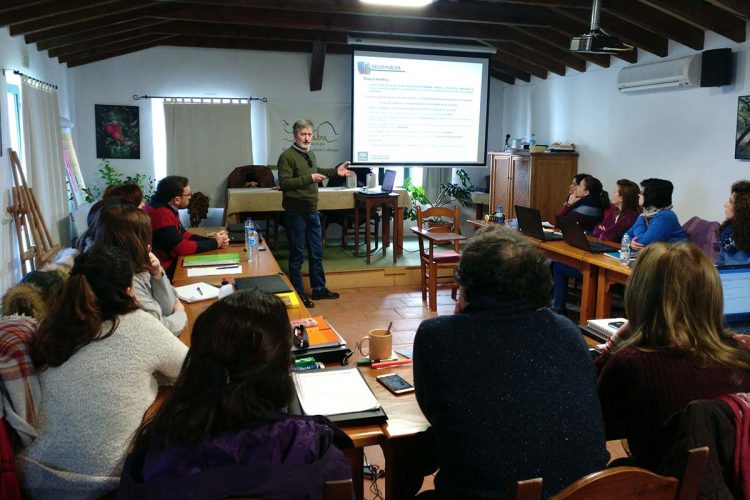 Profesionales de Salud Pública ofrecen una charla a alumnado de Formación Profesional Empresarial de Alojamiento Rural