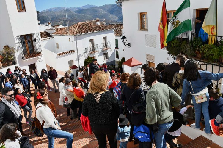 Los alumnos del colegio rural Alto Genal celebraron el día de Andalucía en Cartajima