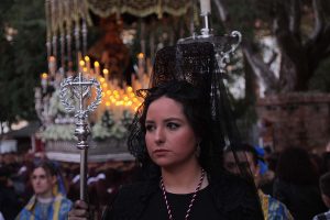 Detalles, belleza, velas y oración en la salida del Ecce-Homo de Ronda.