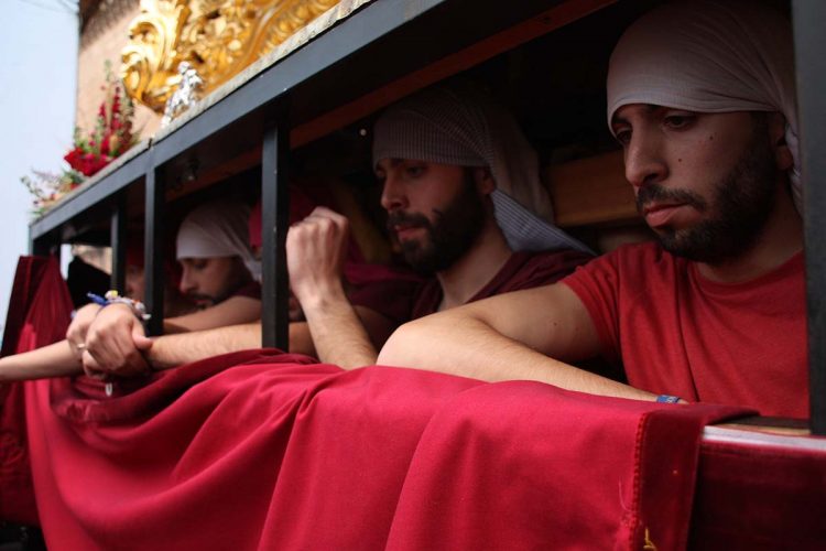 Los Gitanos desafían a las nubes y llevan la Pasión a las calles de Ronda