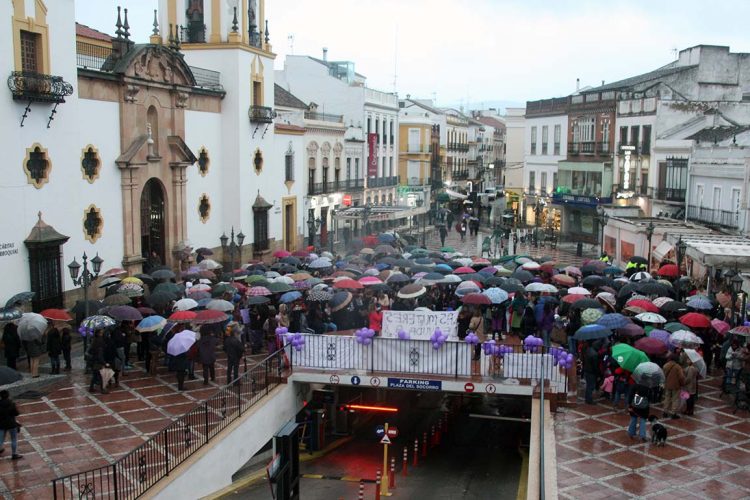 Bajo seguimiento de la huelga en el Día de la Mujer en Ronda y menos de 200 personas se concentran en El Socorro