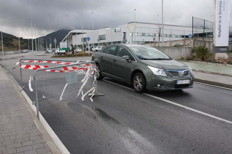 Se produce un hundimiento parcial en el único acceso que tiene el nuevo Hospital de la Serranía