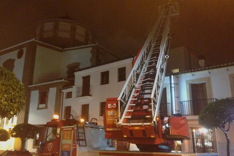 Los bomberos trabajan esta noche para extinguir un incendio que se ha declarado en el Convento de La Merced