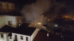 El incendio ha generado una gran humareda en la zona.