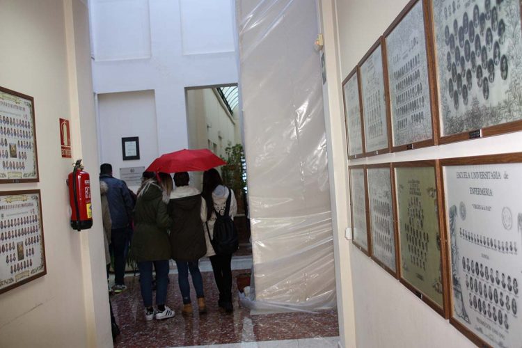 Los estudiantes de Enfermería tienen que acudir a clase con parte del techo arrancado por el viento y con los pasillos anegados