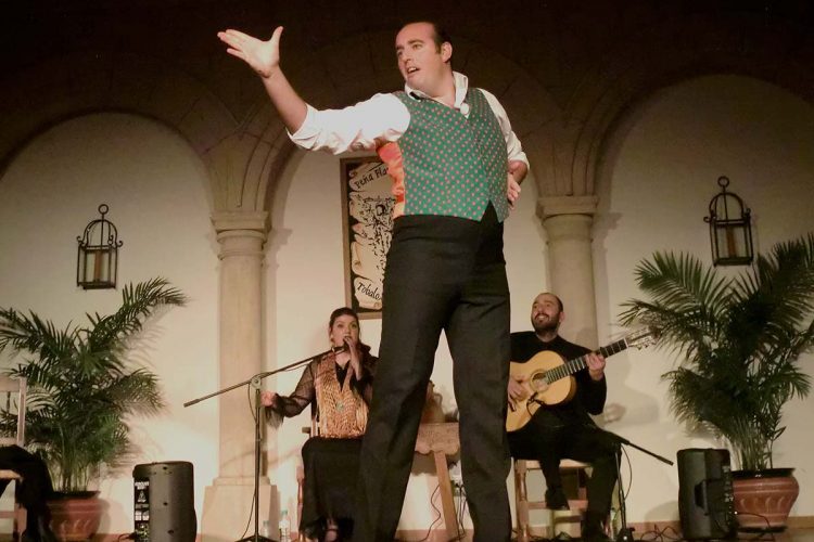 La Peña Flamenca de Ronda disfrutó con el baile de Miguel Lorca que llenó el escenario con su arte