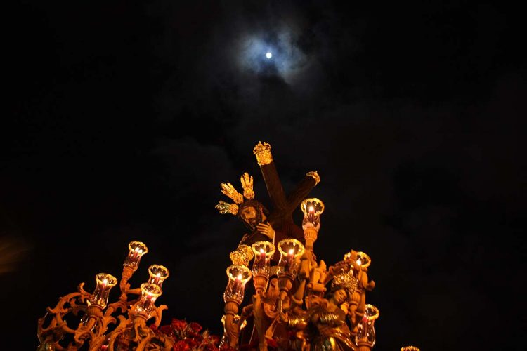 El Señor de Ronda llenó de emociones, pasión y saetas la noche del Jueves Santo