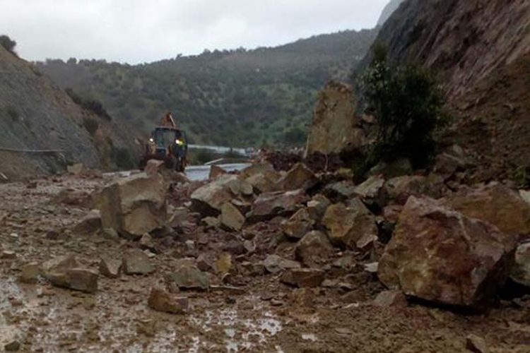 Cortan la carretera A-374 entre Ronda y Sevilla, en el tramo de El Gastor y Montecorto, por un desprendimiento de rocas