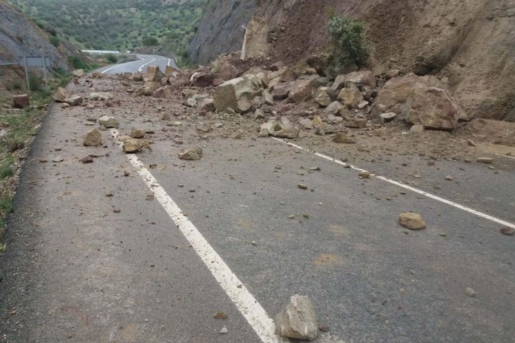 La carretera A-374 Ronda-Sevilla sigue cortada este lunes entre El Gastor y Montecorto por desprendimiento de rocas