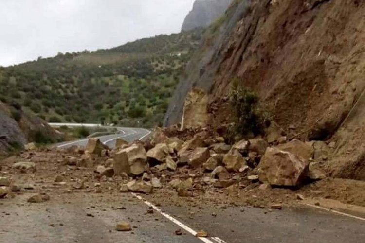 La carretera A-374 Ronda-Sevilla permanecerá cortada varios días más ante el temor de nuevos desprendimientos de rocas