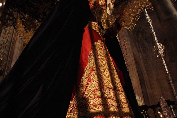 María Santísima de La Amargura lucirá el Domingo de Ramos una saya hecha con el traje de luces de Curro Romero cedida por la Hermandad de los Gitanos de Sevilla