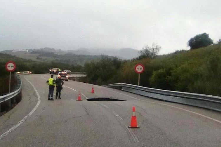 Todas las carreteras que comunican Ronda con Sevilla están cortadas por el temporal, salvo la que discurre por Cañete la Real y Almargen