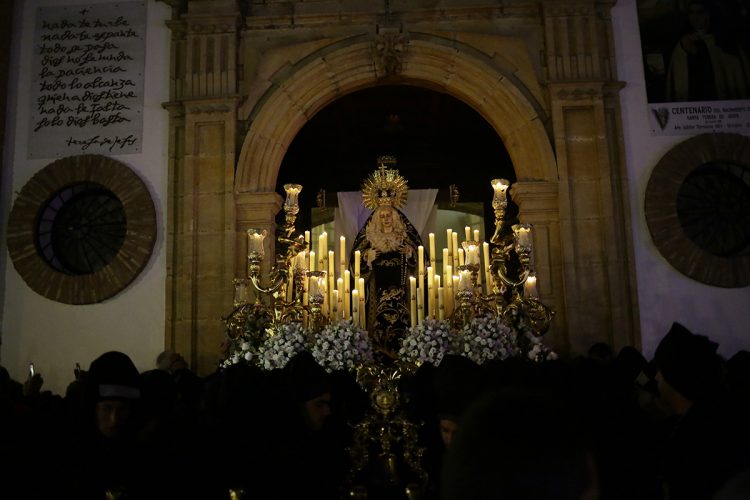 La Soledad retó al viento y cerró por todo lo alto el Viernes Santo rondeño