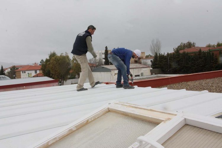 El Ayuntamiento repara cinco días después la cubierta de la Escuela de Enfermería que fue arrancada por el viento