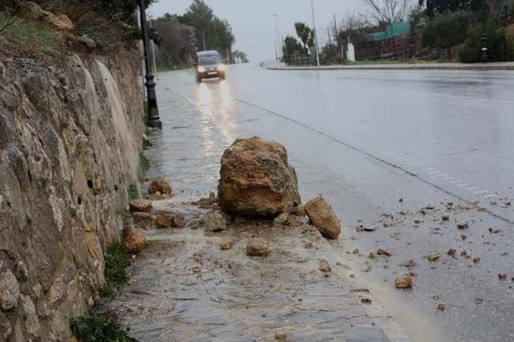 El temporal de lluvia y viento provoca la caída de rocas y de árboles, y que se tenga que abrir al tráfico el Puente Nuevo