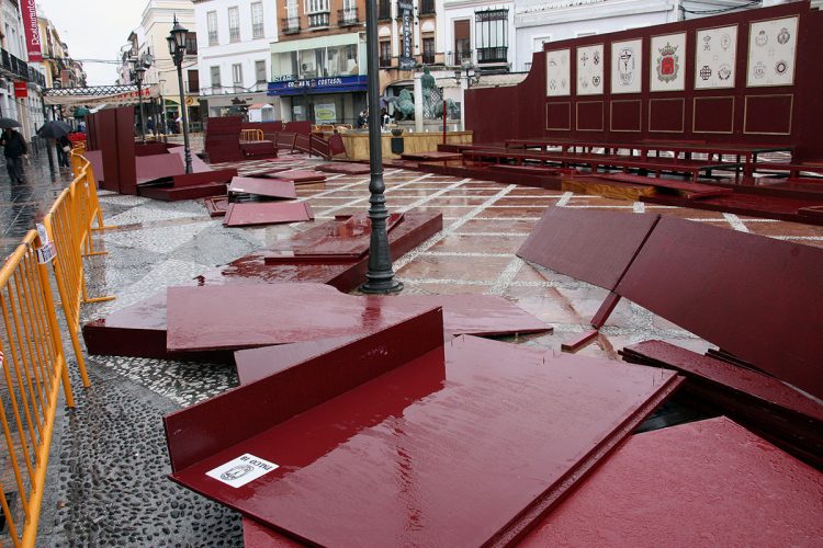 La tribuna y los palcos de la carrera oficial de la Semana Santa sufren importantes daños, bien por el temporal o por actos vandálicos