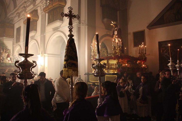 Una débil pero persistente lluvia impidió la salida del Vía Crucis Penitencial de las Juventudes Cofrades