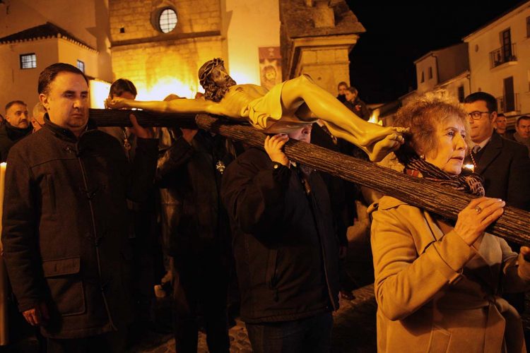 Martes Santo en Ronda: oración y recogimiento en el tradicional Vía Crucis