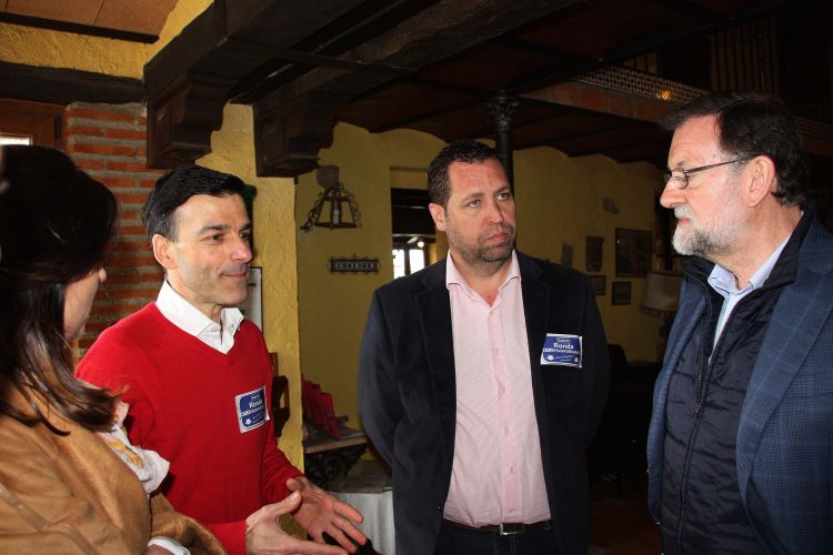 Mariano Rajoy se entrevista con los portavoces de la Plataforma Autovía Ronda Ya y les traslada su apoyo