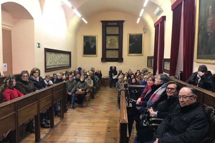 Miembros de la Asociación de Mayores de Ronda AMARO realizan una visita cultural a Carmona