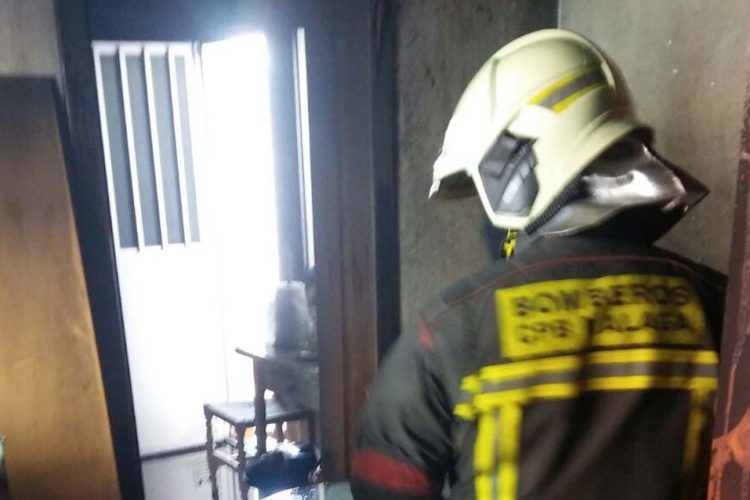 Los bomberos apagan un incendio que se ha declarado esta tarde en una vivienda de la barriada de La UVA