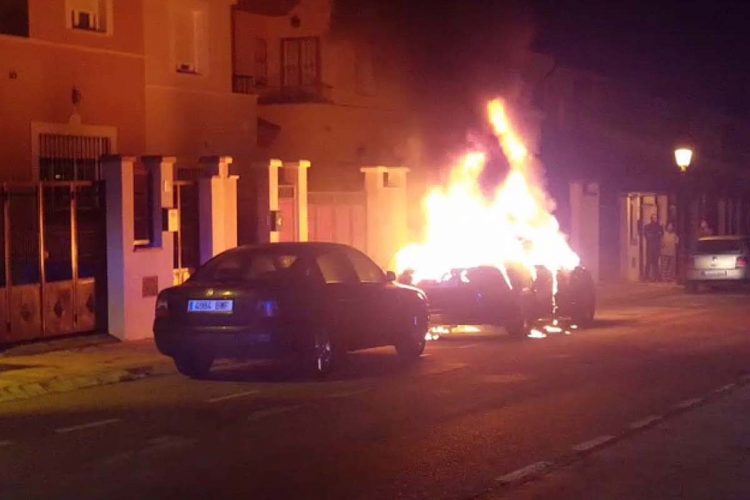 Un coche resultó calcinado en la urbanización del Arenal el pasado fin de semana