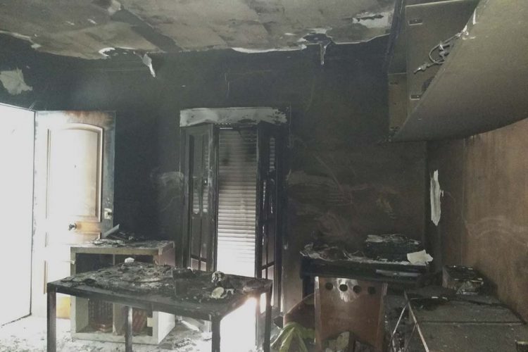 Los bomberos apagan un incendio declarado en una vivienda en el barrio de Padre Jesús