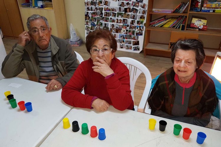 Personas mayores de Alpandeire refuerzan su memoria participando en un singular taller