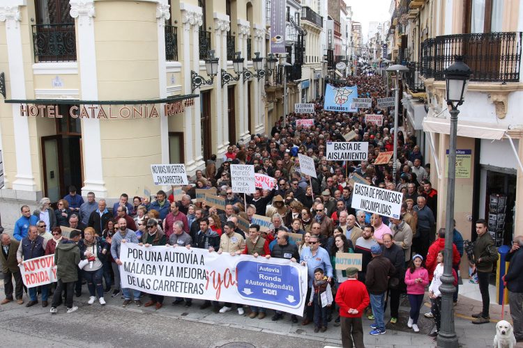 Cinco mil serranos gritan en las calles de Ronda: ¡Susana Díaz, queremos una autovía!