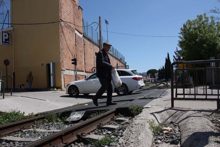 El PP reclama al Tripartito que desbloquee el proyecto de supresión del paso a nivel del tren de El Fuerte