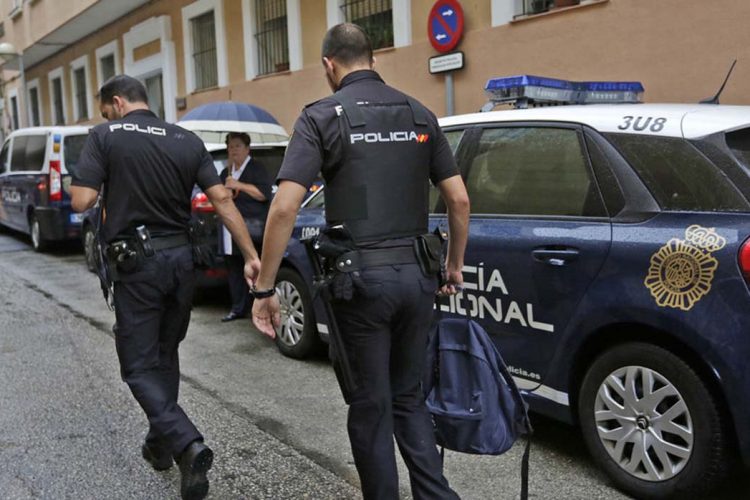 La Policía Nacional detiene a una pareja con antecedentes por robarle de forma violenta a un hombre sus pertenencias