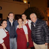 El presidente del Gobierno con empleados de un local de la plaza de España.