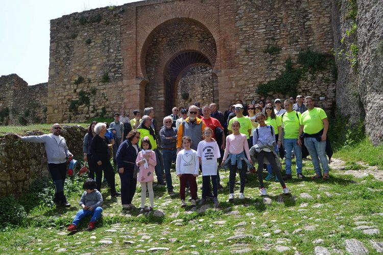 Cerca de 70 rondeños participan en la primera ruta senderista de la Asociación de San Francisco que ha discurrido por los parajes del vial alternativo al Puente Nuevo